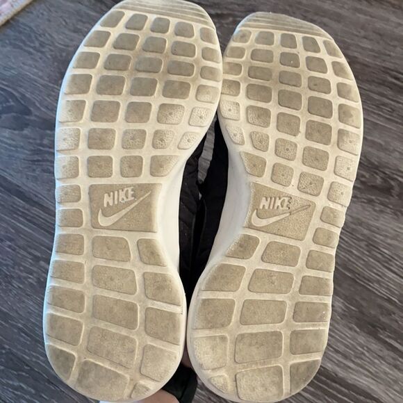 Nike Roshe Run Quilted Sneakers - Picture 8 of 9